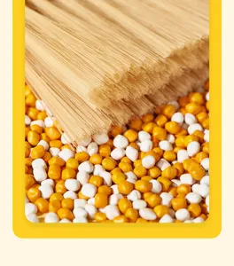 Gros plan détaillé des poils d'un petit balai pour enfants avec des perles de simulation.