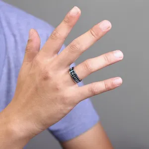 Anillo giratorio de acero titanio para hombre con runas nórdicas vikingas y diseño luminoso.