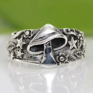 Vista detallada del anillo de plata vintage con diseño de hongo, estrellas y flores.
