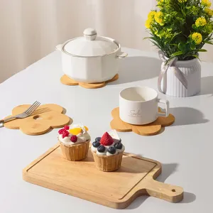 Sottopentola in legno per tavolo da pranzo, tappetino resistente al calore a forma di fiore.
