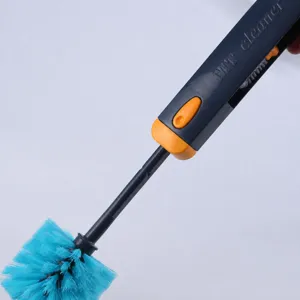Multifunctionele reinigingsborstel met uitschuifbare handgreep en blauwe haren voor kopjes.