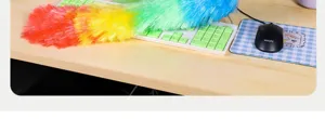 Buntes Staubwedel Detail zeigt helle Regenbogenfasern bei der Reinigung der Tastatur.
