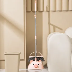 Stehendes Besen und Kehrschaufel Set mit süßem rosa Schwein Design für enge Räume im Haushalt.