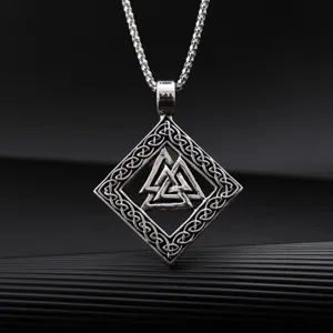 Collar con colgante Valknut vikingo nórdico con nudo celta en aleación de plata plateada.
