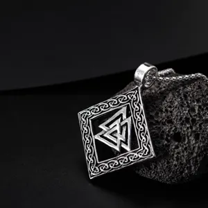 Primer plano detallado del colgante nórdico Viking Valknut con intrincados nudos celtas.