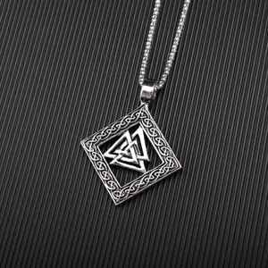Collar con colgante de hombre vintage Vikingo nórdico símbolo Valknut triángulo nudo celta.