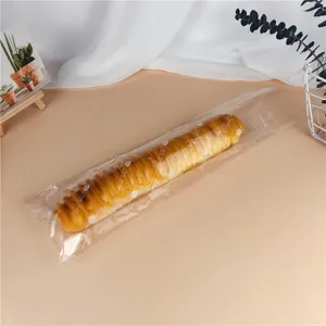 Detailansicht des langen, mattierten, transparenten Bäckereiverpackungsbeutels für Gebäck.