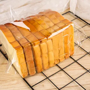 Detailansicht des klaren, mattierten Plastikverpackungsbeutels mit geschnittenem Brot.