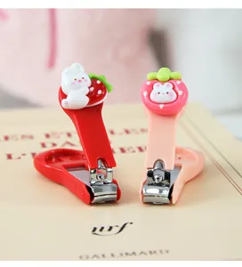 Süßer Cartoon Hase Erdbeere klappbarer Nagelknipser tragbares Mini Maniküre Werkzeug