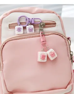 Rosa weißer kleiner Rucksack mit süßen Mahjong Schlüsselanhängern, stylischer Taschenanhänger.