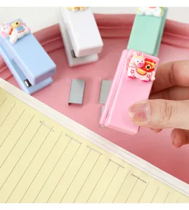 Mini Cartoon Tacker Detailaufnahme, süßer Tieraufsatz, tragbares Büro Schreibwaren Artikel.