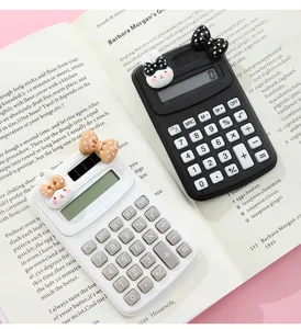 Primer plano de bonita mini calculadora con conejo y lazo, detalle de papelería estética.