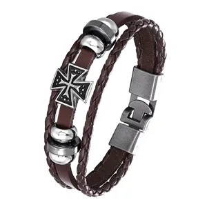 Detailansicht des mehrlagigen Herren-Vintage-Geflechtlederarmbands mit Metallperlen und Kreuz.