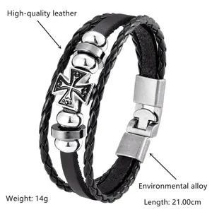Nahaufnahme des geflochtenen Herren Lederarmbands mit Vintage Metall Kreuz Anhänger und Verschluss.