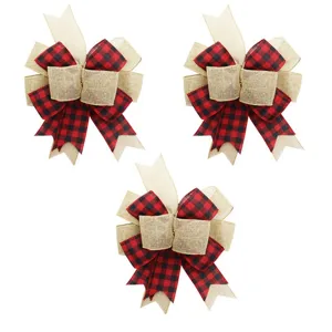 Noeuds décoratifs de Noël en tissu à carreaux rouge noir et matière jute beige.