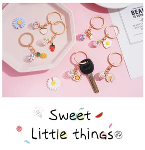 Simpatico portachiavi kawaii con sfere di vetro di perline colorate e ciondoli di frutta.