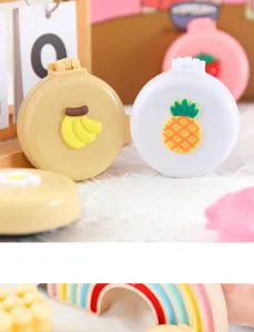 Vue détaillée de la mini brosse à cheveux pliable et portable avec de jolies décorations.
