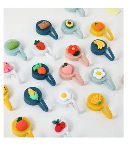 Ensemble de crochets adhésifs de dessin animé, design de fruits et d'animaux pour la maison.