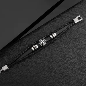 Herren Retro geflochtenes Lederarmband mit Vintage Kreuz Metall Anhänger und Legierung Schmuck