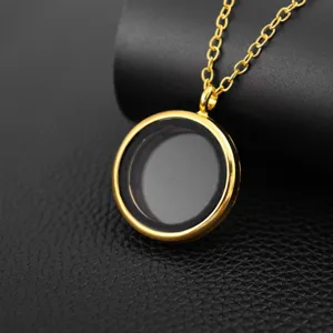 Collar con colgante de medallón de vidrio magnético redondo dorado abierto en soporte negro