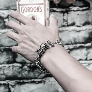 Heren vintage drakenkop ketting armband detailweergave, koele retro punk zilveren polssieraad.