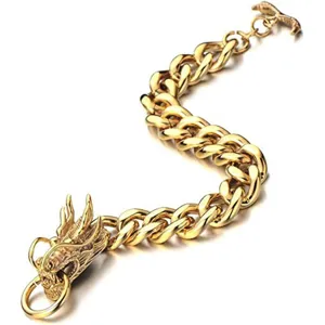 Gedetailleerde close-up van de prachtige drakenkop en gouden kettingstructuur voor stijl.