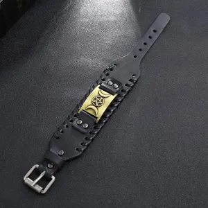 Gros plan détaillé du bracelet en cuir gothique vintage avec plaque totem viking en métal.