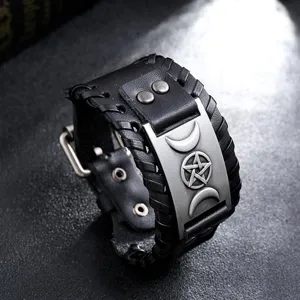 Vue détaillée du bracelet large en cuir punk pour hommes avec plaque en métal pentagramme.