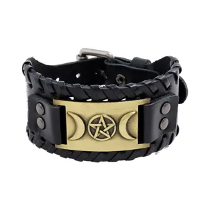 Vue rapprochée du bracelet en cuir punk avec plaque métal lune et pentagramme bronze.