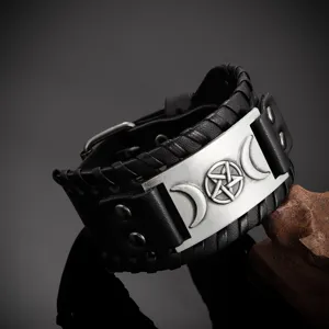 Bracelet en cuir large gothique pour homme avec plaque métal lune pentagramme style punk.