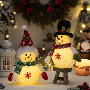 Kerst Sneeuwpop Pop Ornament Lichtgevende Sneeuwpop Beeldje Met LED-Lampjes Gebreide Muts Festieve Huisdecoratie Kinderen Vakantie Cadeau