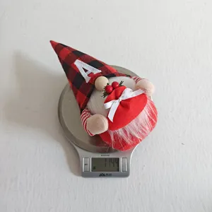 Bambola peluche gnomo di Natale con cappello quadri rosso nero ricamo lettera A decoro festa