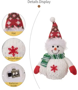 Kerstsneeuwpop pop gloeiend pluche speelgoed met gebreide muts en warme sjaal voor feest.