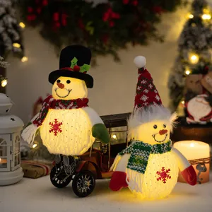 Kerst oplichtende sneeuwman pop ornamenten set met LED verlichting en feestelijke vakantie decor.