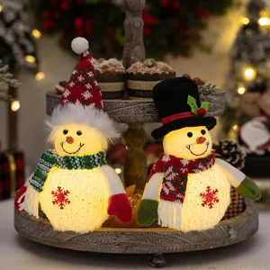 Verlichte kerstsneeuwpop pluche pop set met gebreide mutsen voor feestelijke decoratie.