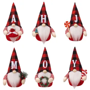 Deliziosa bambola di peluche gnomo scozzese rosso e nero di Natale con lettere ricamate.