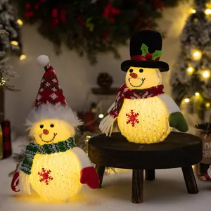 Kerst LED verlichte sneeuwpop figuur decoratie, schattig stoffen bureau pluche pop ornament.