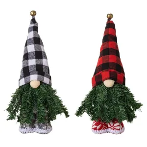 Gnomi di Natale in peluche con cappelli a quadri e barba di pino per decorazioni festive.