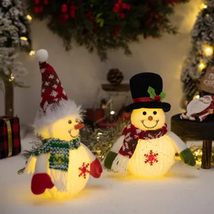 Kerst verlichte sneeuwpop figuur oplichtende pluche pop feestelijke tafeldecoratie