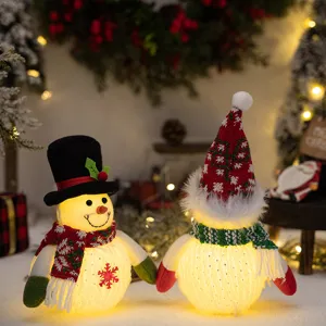 Verlichte sneeuwman pop kerst ornament met warme LED-lampjes, mooie feestelijke decoratie.
