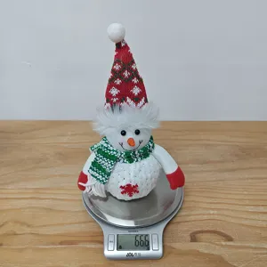 Kerst sneeuwpop pluche pop ornament met gebreide muts en led-lampjes voor vakantie decor.