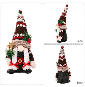 Kerst kabouter pluche pop met gebreide muts en dennentak, feestelijke tafeldecoratie.