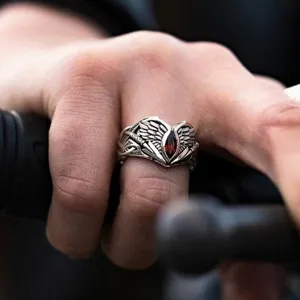 Anillo de hombre punk retro con circonita roja y diseño de alas, primer plano de joyería de plata.