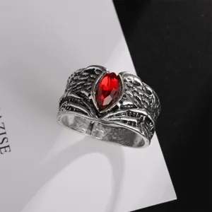 Anillo de hombre estilo punk vintage con circonita roja marquise y elegante banda de plata tallada.
