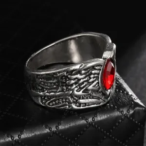Anillo de hombre estilo punk vintage con circonita roja marquise en banda plateada detallada.
