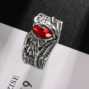 Anillo de hombre estilo punk vintage con circonita roja marquise plata antigua.