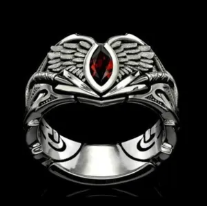 Vista detallada del elegante anillo de hombre punk retro con circonita roja y alas.