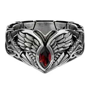 Anillo retro punk para hombre con circonita roja marquise y detalles de alas góticas.