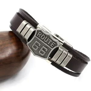 Pulsera de cuero PU multicapa vintage punk con colgante de metal Route 66 para hombre.