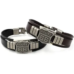 Vista detallada de pulsera de cuero PU multicapa punk retro con dije de escudo Route 66.